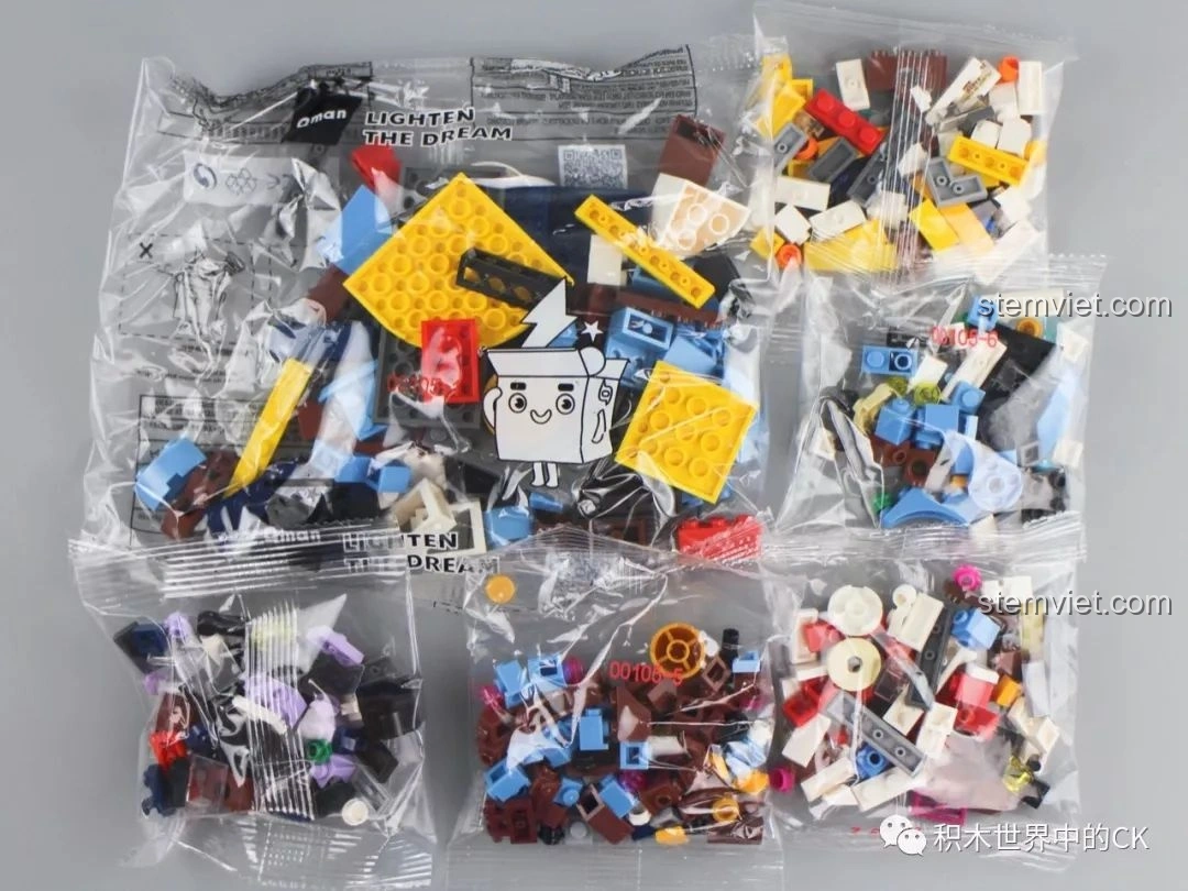 Góc nghiêng của mô hình Trung Tâm Thương Mại Keepplay C0105, thể hiện chi tiết hộp quà và kiến trúc độc đáo.