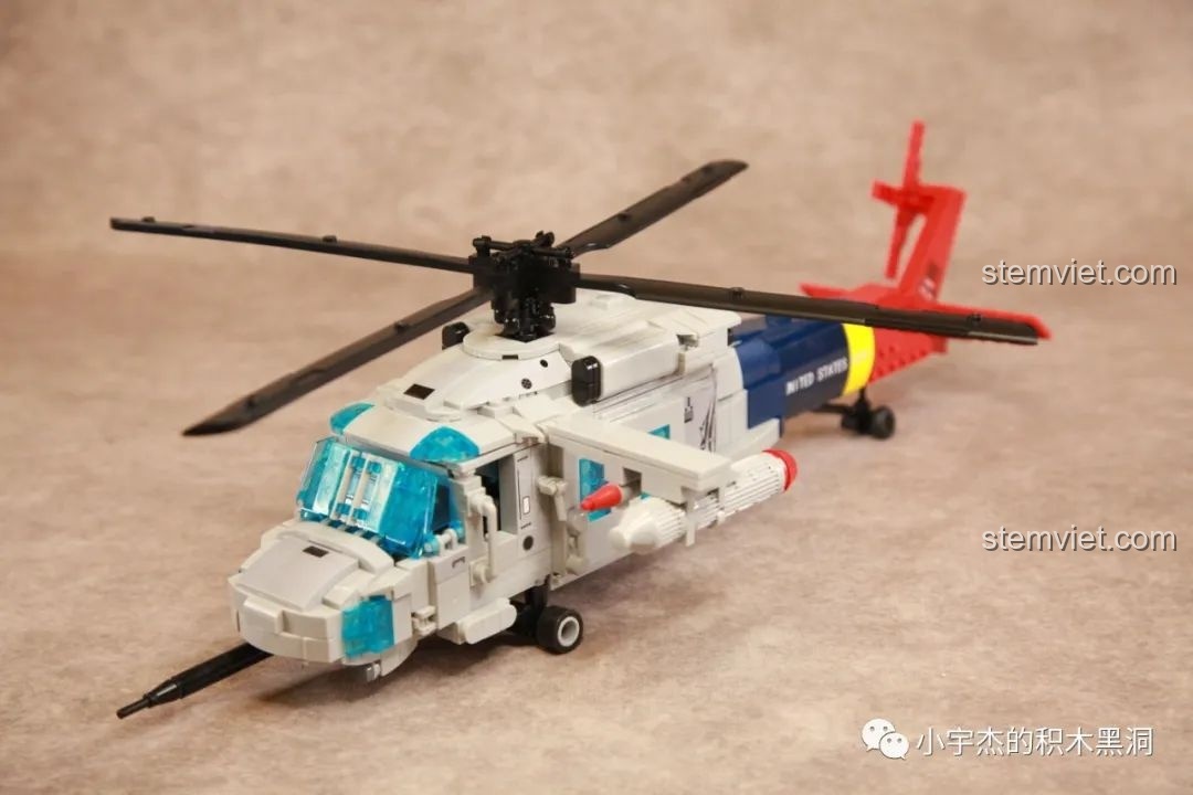 Góc nhìn tổng thể của mô hình WOMA C0897 UH-60 Black Hawk hoàn chỉnh, thể hiện thiết kế đẹp mắt và chi tiết.