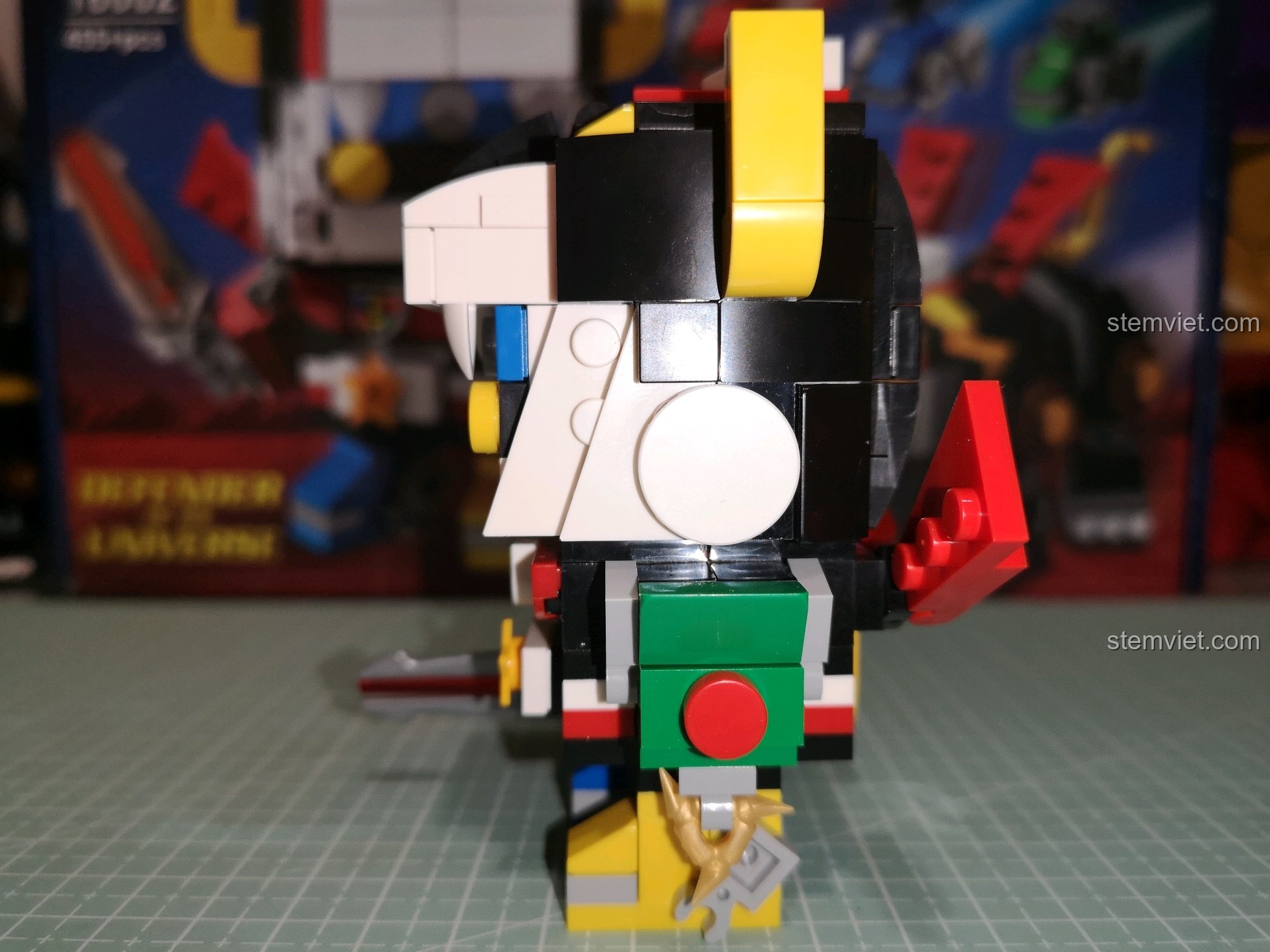 Góc chụp nghiêng bên phải của Voltron dưới ánh sáng tốt.