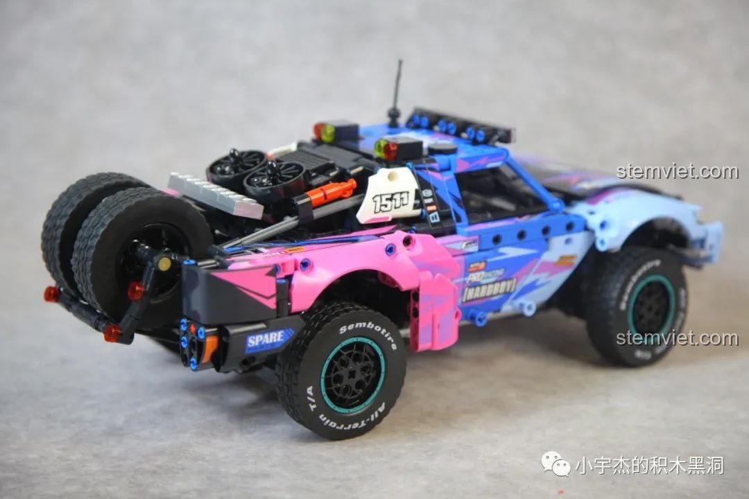 Góc nhìn nghiêng từ phía sau của mô hình SEMBO 715006.