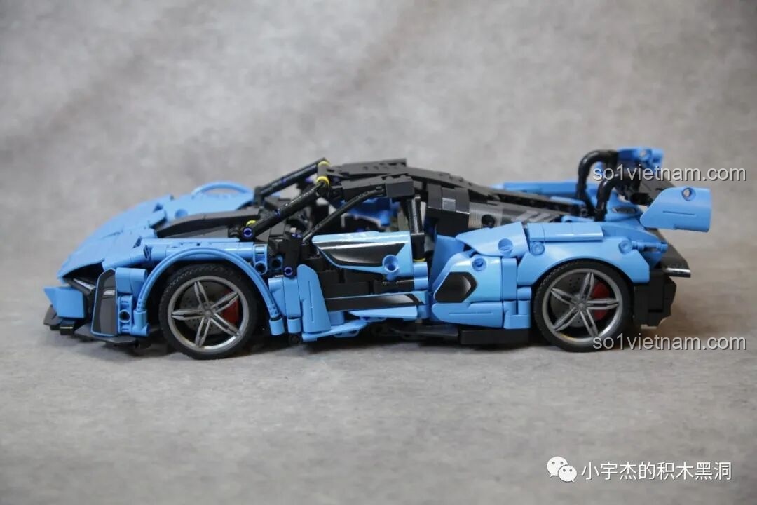 Góc nhìn nghiêng của mô hình PanlosBrick 673002 McLaren Senna GTR ở phiên bản đường đua.