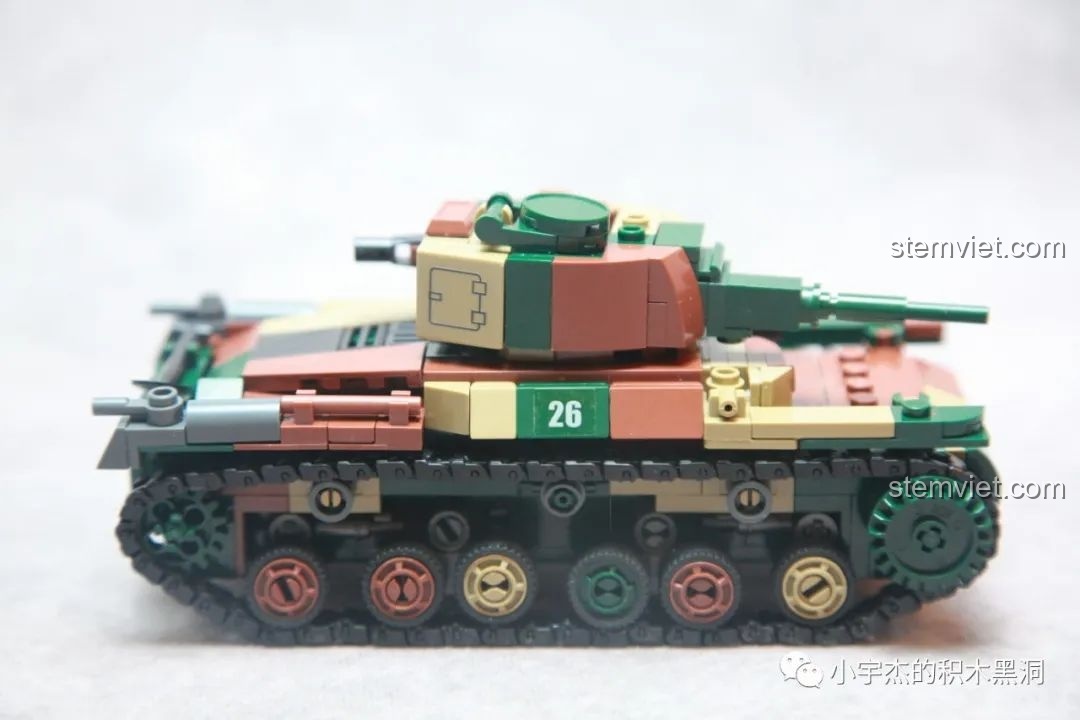 Góc nhìn bên hông của phiên bản Shinhoto Chi-Ha từ bộ xếp hình Xe tăng 'Công thần' M38-B1107.