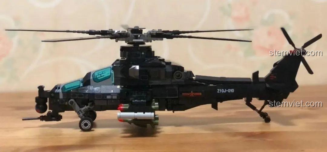 Mô hình Sembo 202119 Trực thăng tấn công Z-10 ở góc nghiêng, mô phỏng tư thế cất cánh.