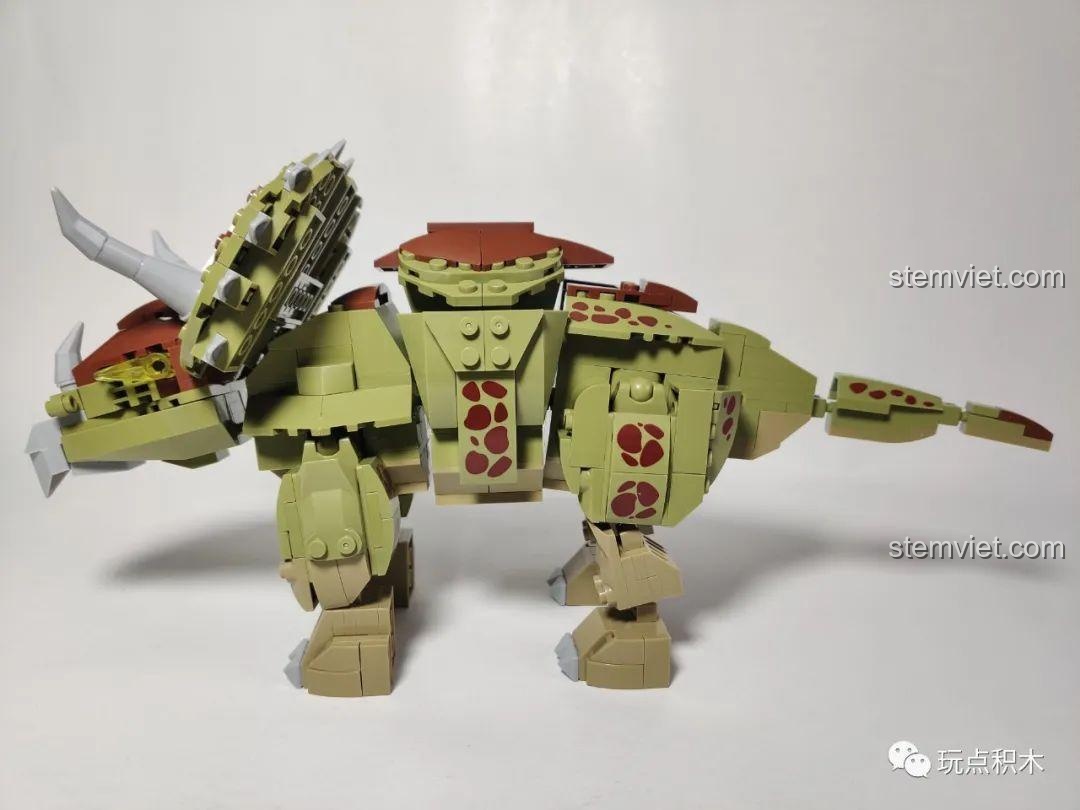 Góc nhìn bên cạnh của mô hình khủng long ăn cỏ WOMA C0451, cho thấy tổng thể thân hình hơi ngắn và mập mạp đáng yêu.