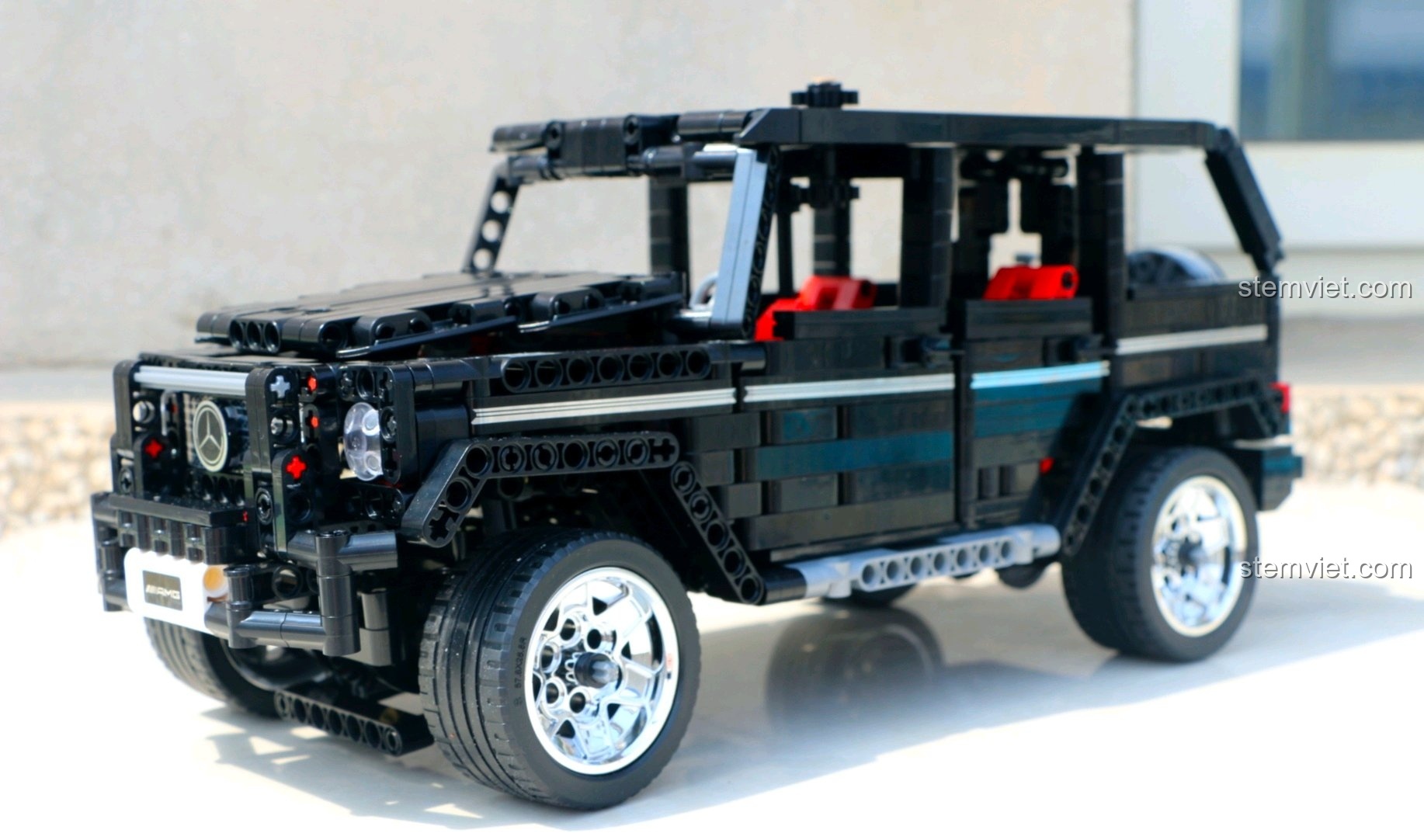 Góc chụp nghiêng của xe SEMBO 701960 Mercedes-Benz G500, phô diễn vẻ đẹp của vành crom và thiết kế tổng thể.