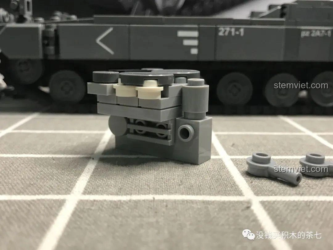 Góc nghiêng của thân xe tăng Jiazhi 0104 Leopard 2A7+ đã hoàn thành, cho thấy tổng thể cấu trúc vững chắc.