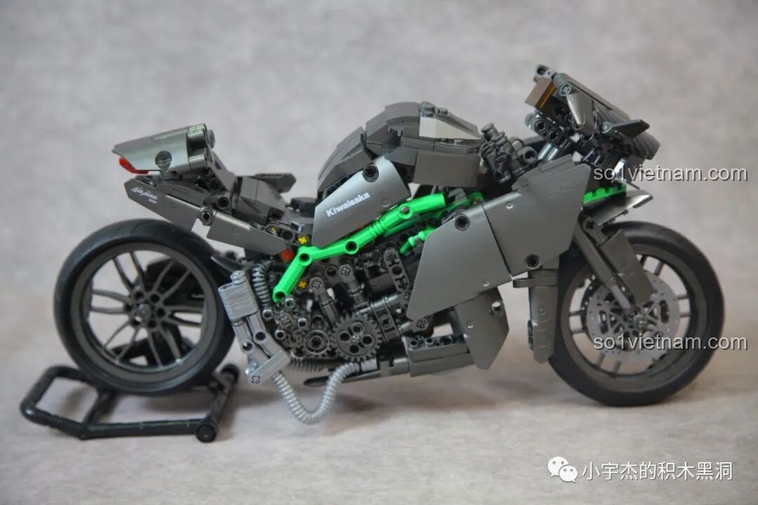 Ảnh chụp góc nghiêng thân xe ZHEGAO QJ5183, khoe trọn bộ khung xanh lá đặc trưng và khối động cơ Technic phức tạp bên trong.