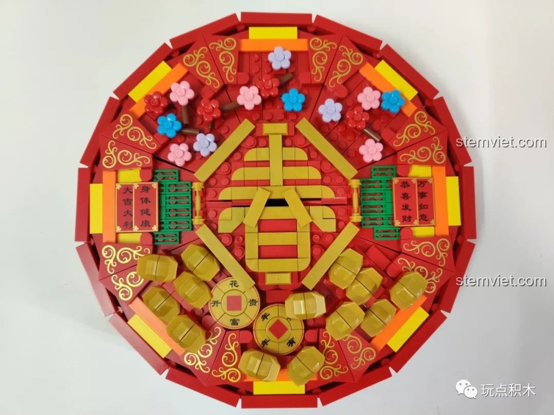 Góc nhìn nghiêng của Hộp đựng bánh kẹo Tết WOMA C9122, nổi bật các chi tiết trang trí trên nắp.