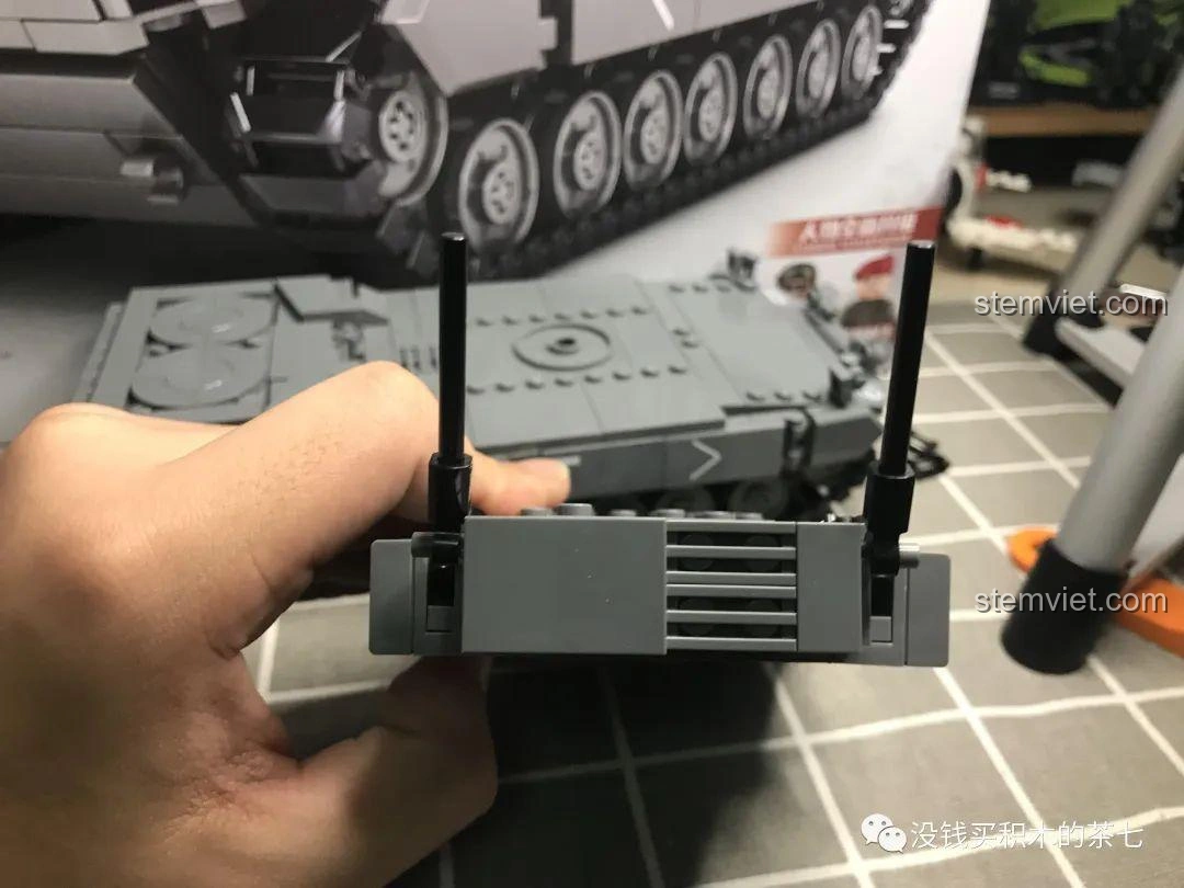 Góc nghiêng của tháp pháo xe tăng Leopard 2A7+ trong bộ Jiazhi 0104 với pháo chính, cho thấy độ chi tiết của giáp.