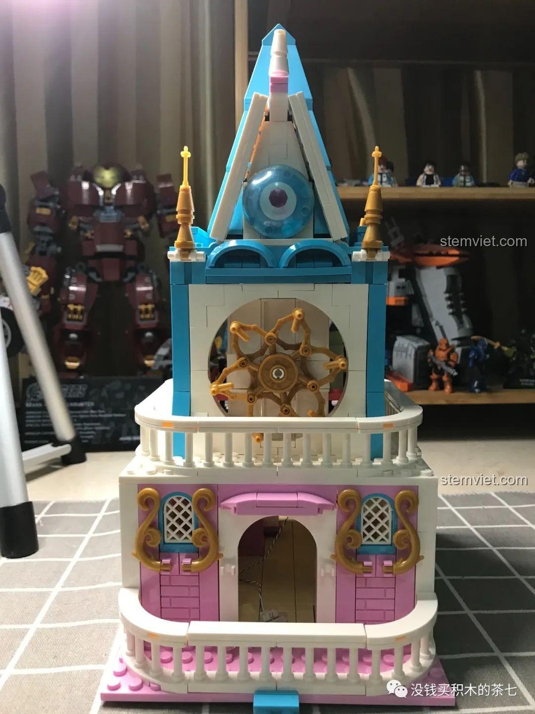 Góc nhìn nghiêng của tòa tháp chính, cho thấy các chi tiết kiến trúc và mái vòm.