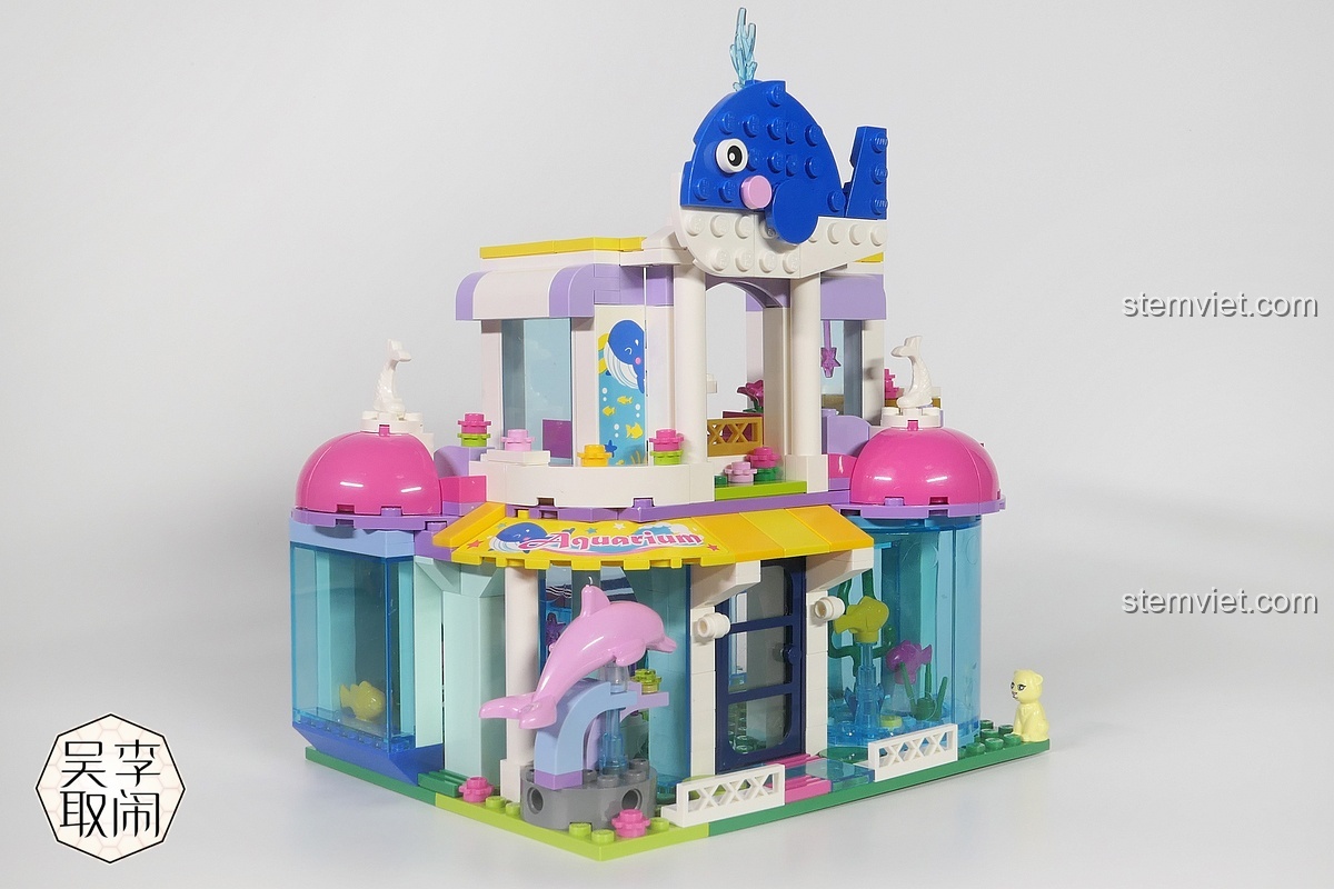 Góc nhìn nghiêng bên trái của mô hình Thủy cung Cá Voi Xanh QMAN 2012 hoàn chỉnh.