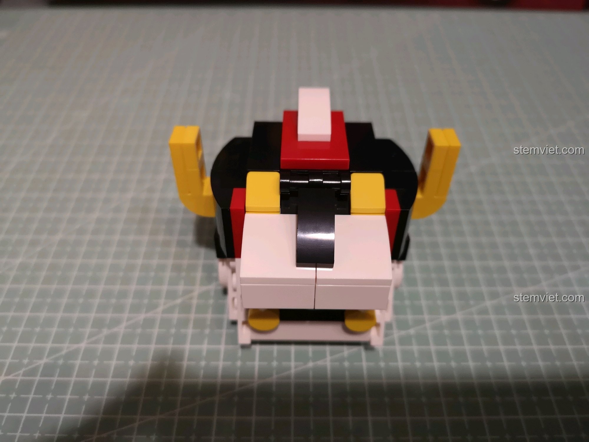 Góc chụp nghiêng từ trên xuống của đầu Voltron.