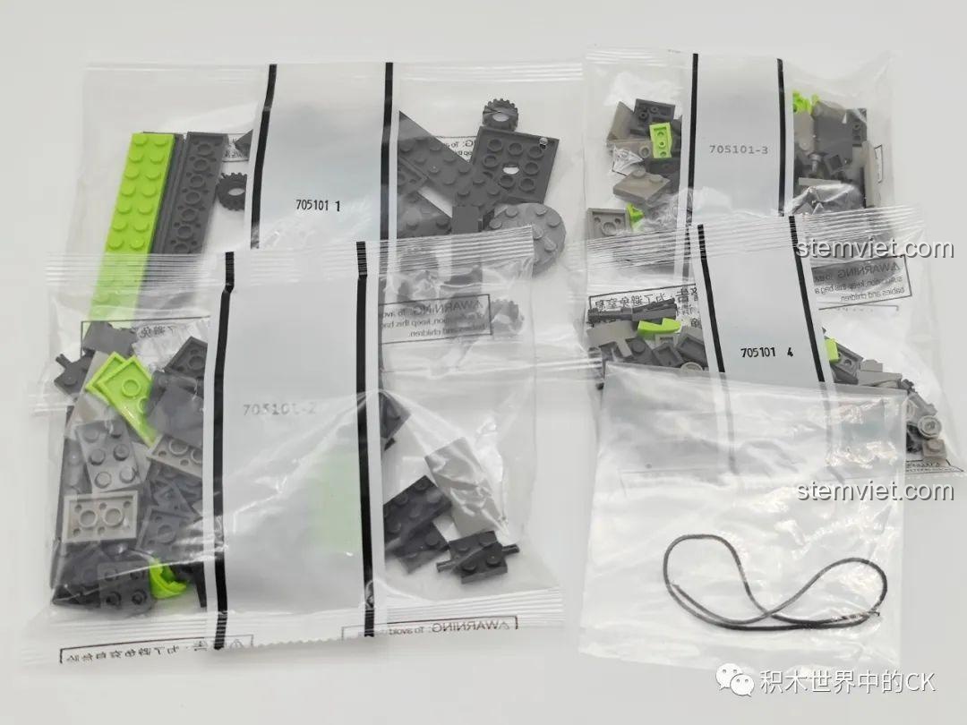 Góc nghiêng mô hình xe cẩu SEMBO 705101 Zoomlion, thể hiện chiều dài ấn tượng và hệ thống bánh xe đa dạng, tăng tính ổn định.