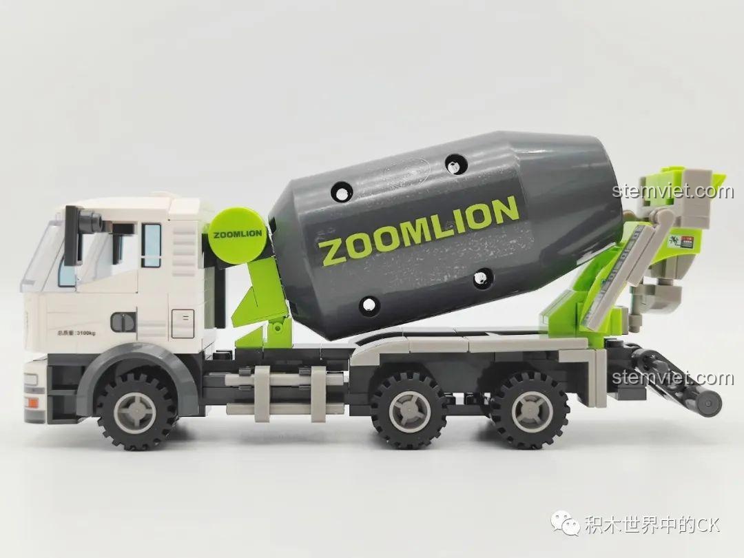Góc nghiêng mô hình xe trộn bê tông SEMBO 705100 Zoomlion, thùng trộn lớn với logo Zoomlion, bánh xe chắc chắn.