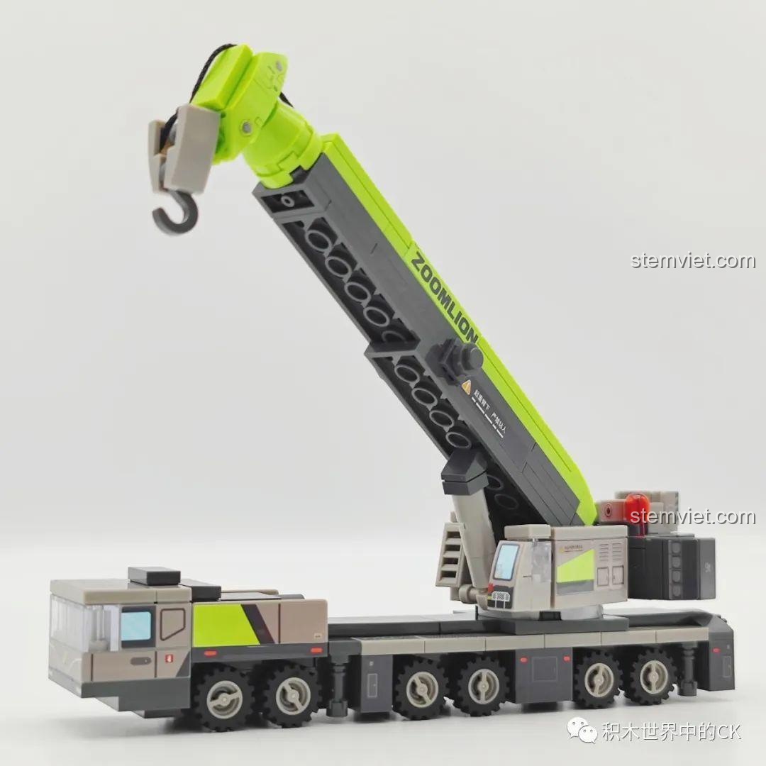 Góc nghiêng mô hình xe ủi SEMBO 705102 Zoomlion, thể hiện chiều dài ấn tượng và hệ thống bánh xích mạnh mẽ, tăng tính ổn định.