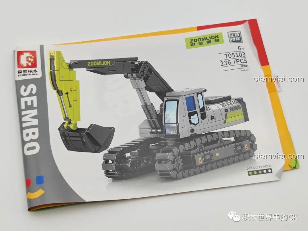 Góc nghiêng mô hình xe xúc đất SEMBO 705103 Zoomlion, thể hiện chiều dài ấn tượng và hệ thống bánh xích mạnh mẽ, tăng tính ổn định.