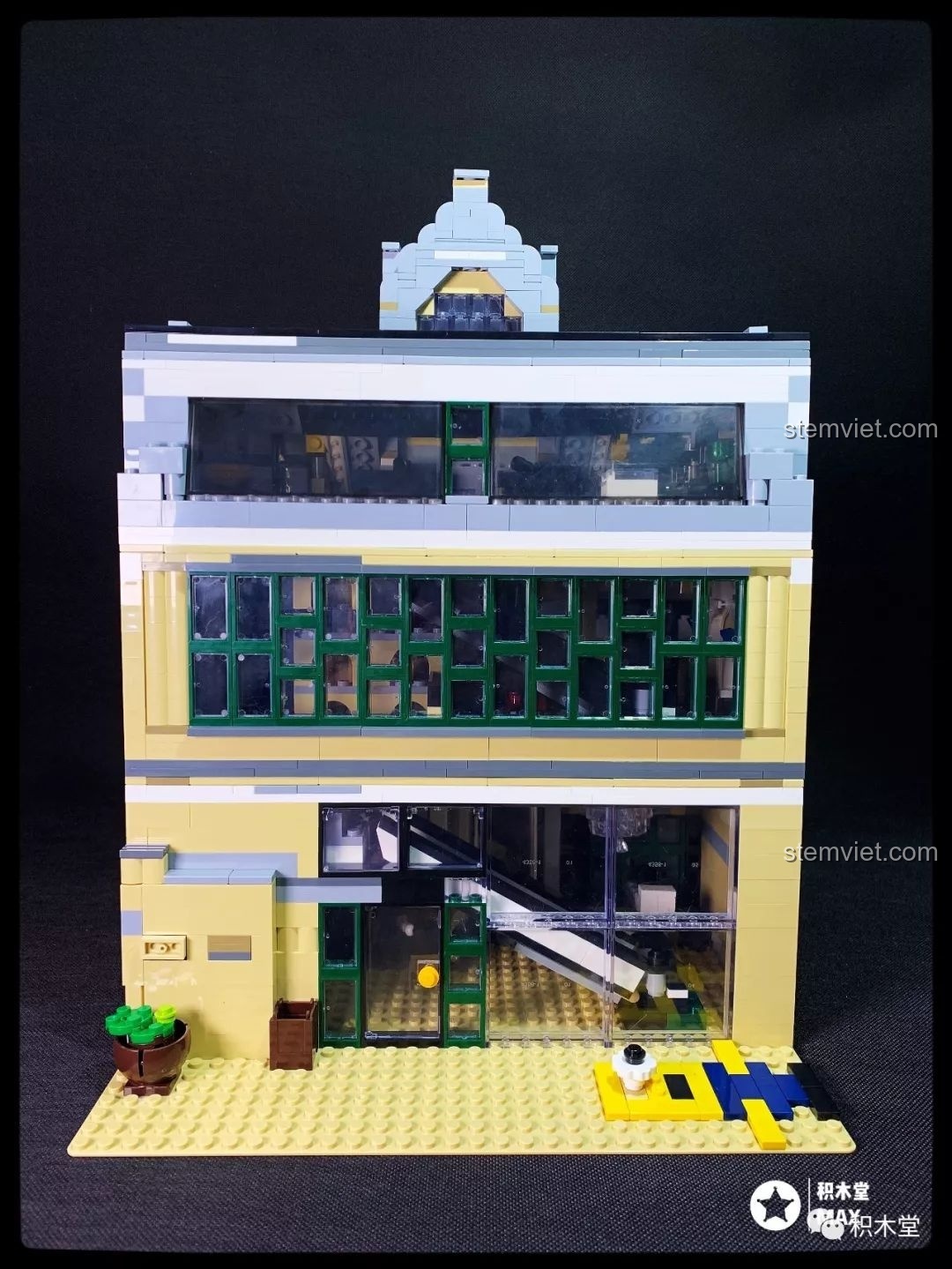 Góc nghiêng của mô hình bộ lắp ghép Zhe Gao QL0922 Trung tâm thương mại Châu Âu trong đêm, góc rộng.