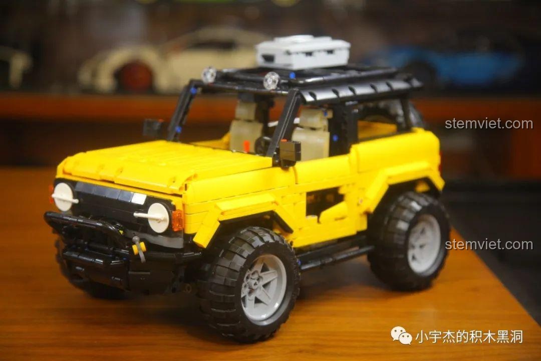 Góc nhìn 3/4 phía trước của mô hình xe SUV địa hình Ford Bronco MOYU BLOCK MY88005 đã hoàn thiện.