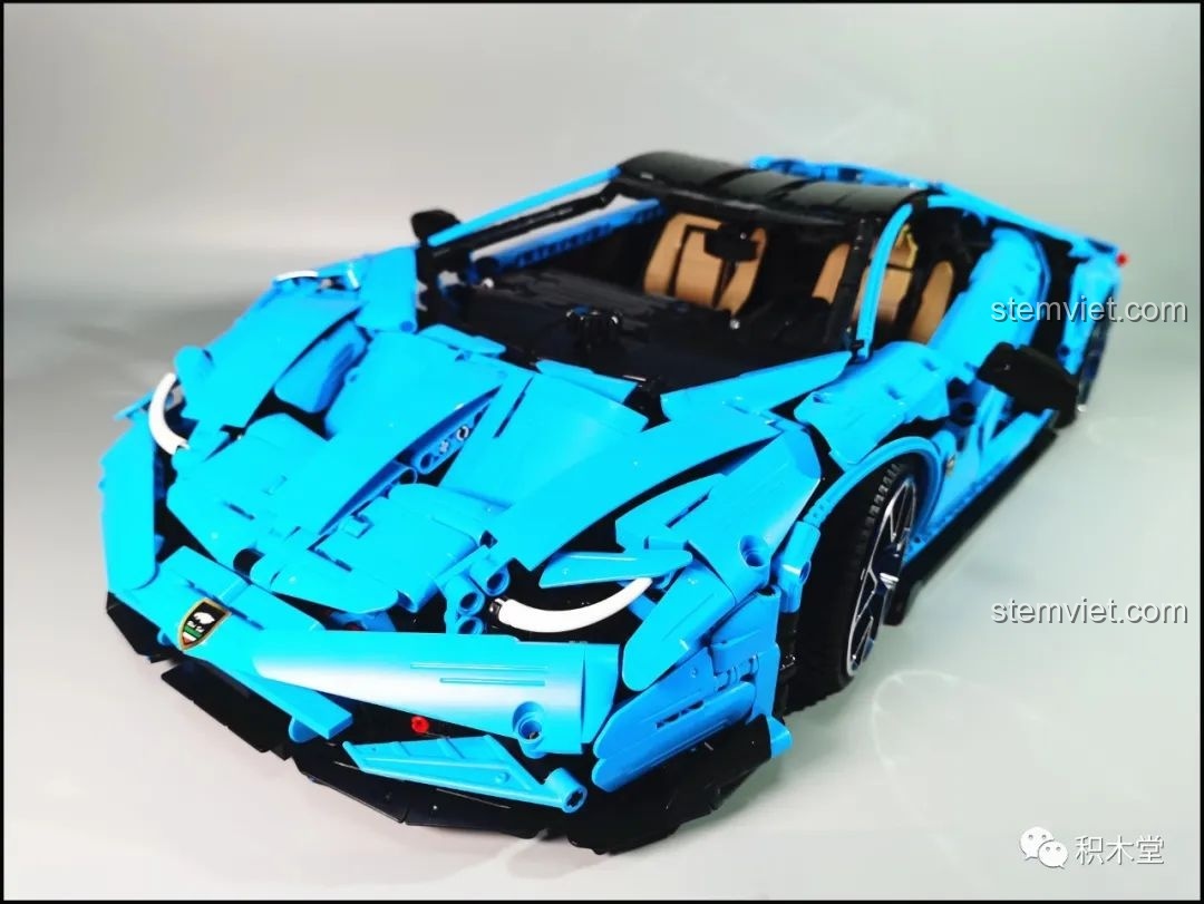 Góc nhìn 3/4 phía trước của bộ lắp ráp Lamborghini Centenario 'Bò Thế Kỷ'.