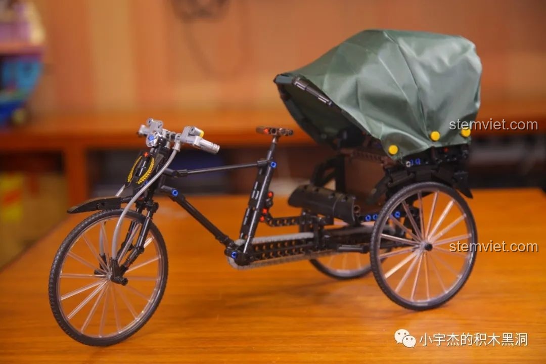 Góc nhìn 3/4 của mô hình xe xích lô AchKo 50015 hoàn chỉnh, khoe trọn vẻ đẹp thiết kế.