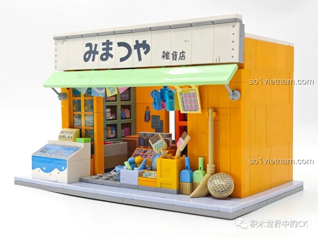 Góc nhìn 3/4 của mô hình Tiệm Tạp Hóa Maruko, cho thấy chiều sâu và cách sắp xếp các chi tiết bên trong.