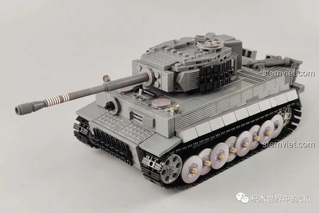Góc nhìn 3/4 phía trước của mô hình xe tăng Tiger I CaDA C61071 hoàn chỉnh, thể hiện sự hầm hố và chi tiết.