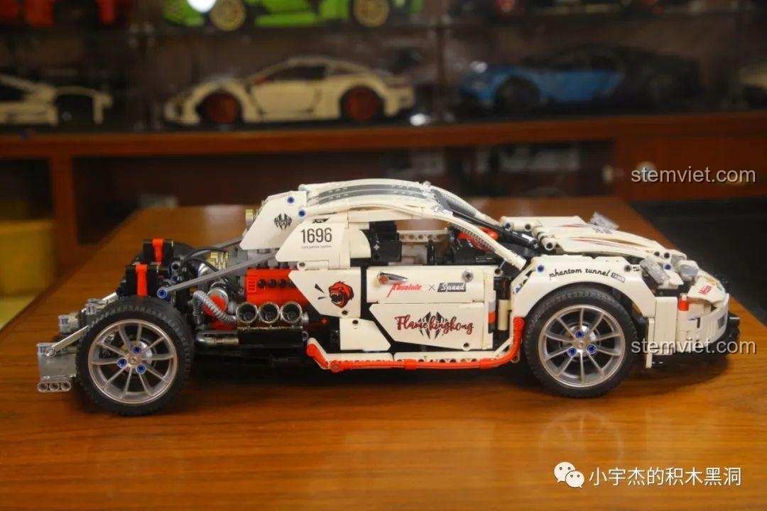 Góc nhìn 3/4 phía sau của xe BrickCool KC010, làm nổi bật khối động cơ trần và hệ thống ống xả.