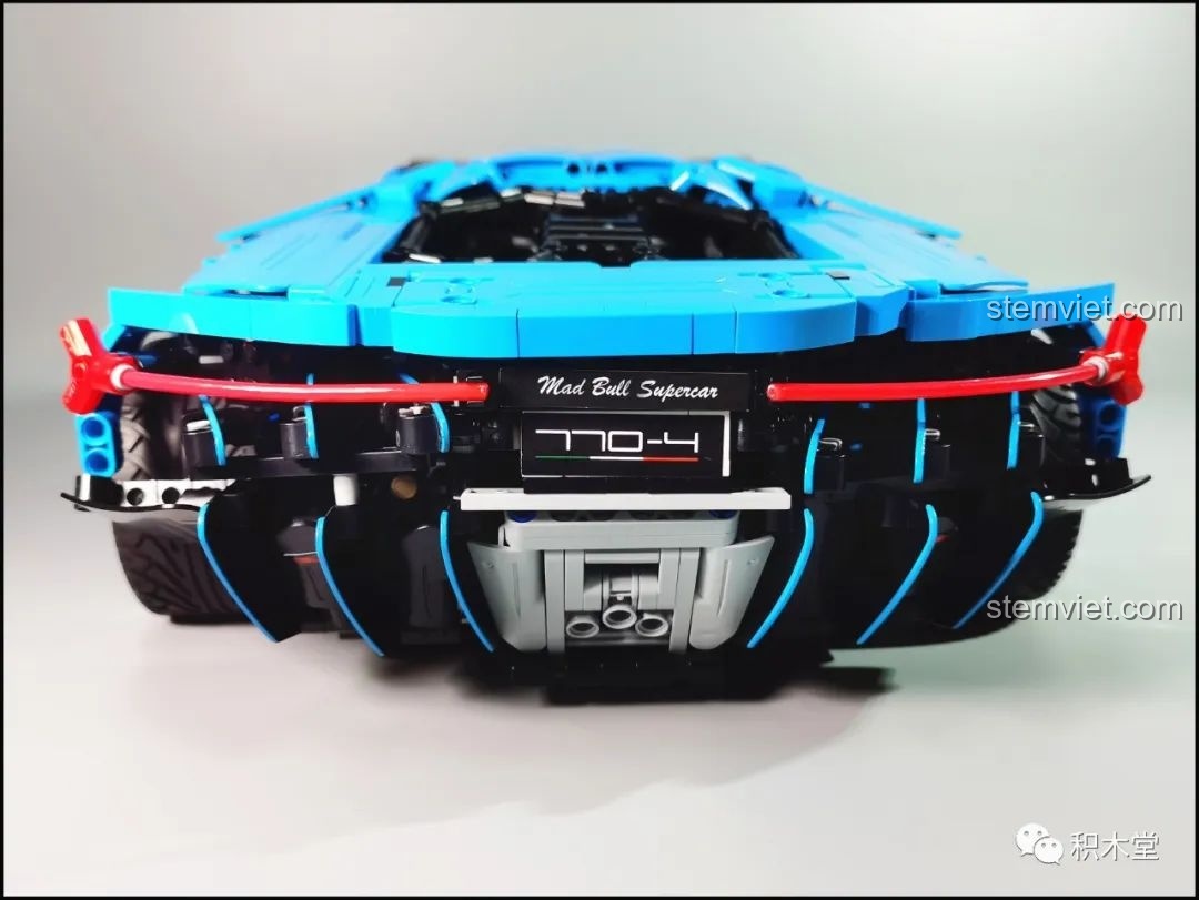 Góc nhìn 3/4 phía sau của Xe đua Lamborghini Centenario C61041 giá hời, nổi bật với cánh gió và bộ khuếch tán.