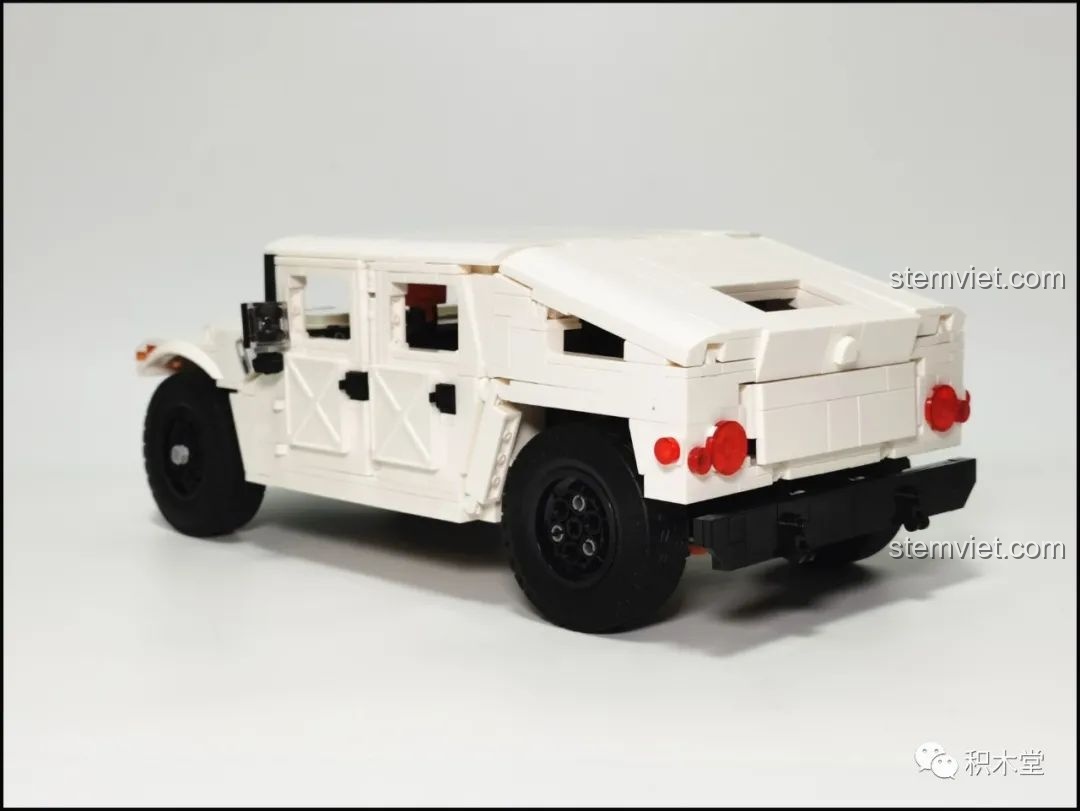 Mô hình Humvee C61027 nhìn từ góc 3/4 phía sau, khoe phần đuôi xe và cụm đèn hậu chi tiết.