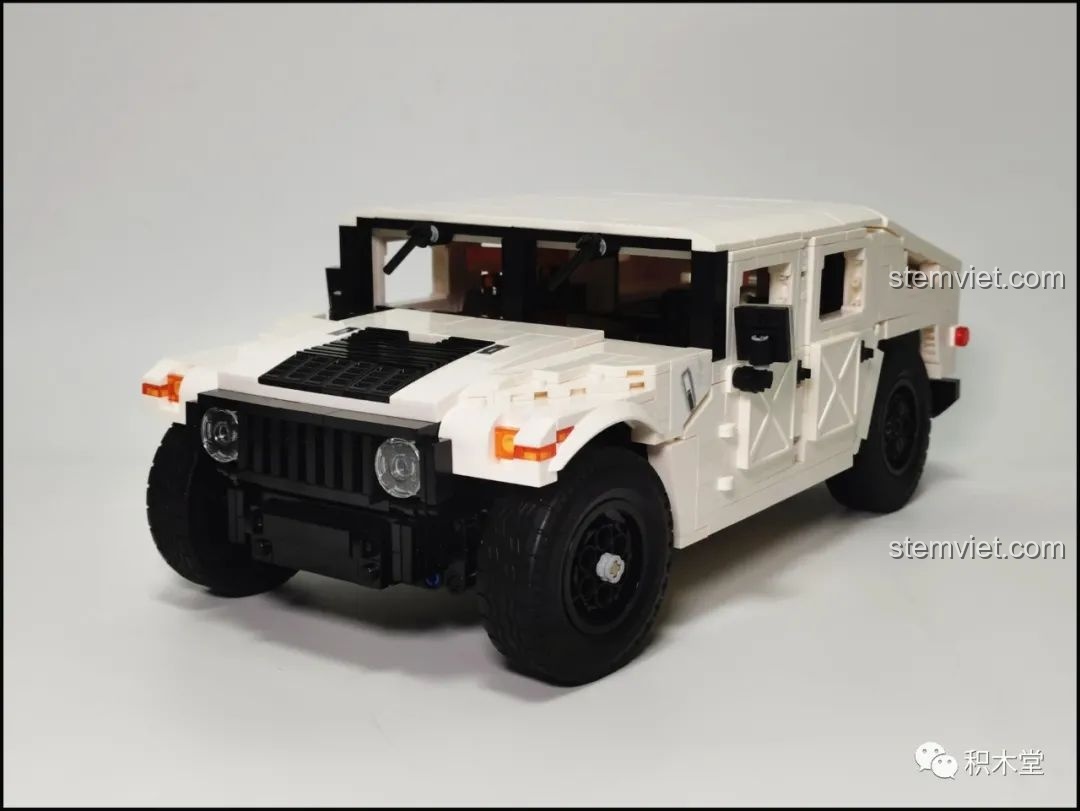 Mô hình Humvee C61027 nhìn từ góc 3/4 phía trước, thể hiện rõ chiều sâu và các chi tiết trên thân xe.