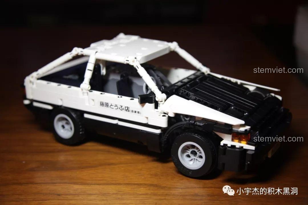 Góc nhìn 3/4 của mô hình Super 18K K-81 Toyota AE86 hoàn chỉnh, khoe trọn thiết kế.