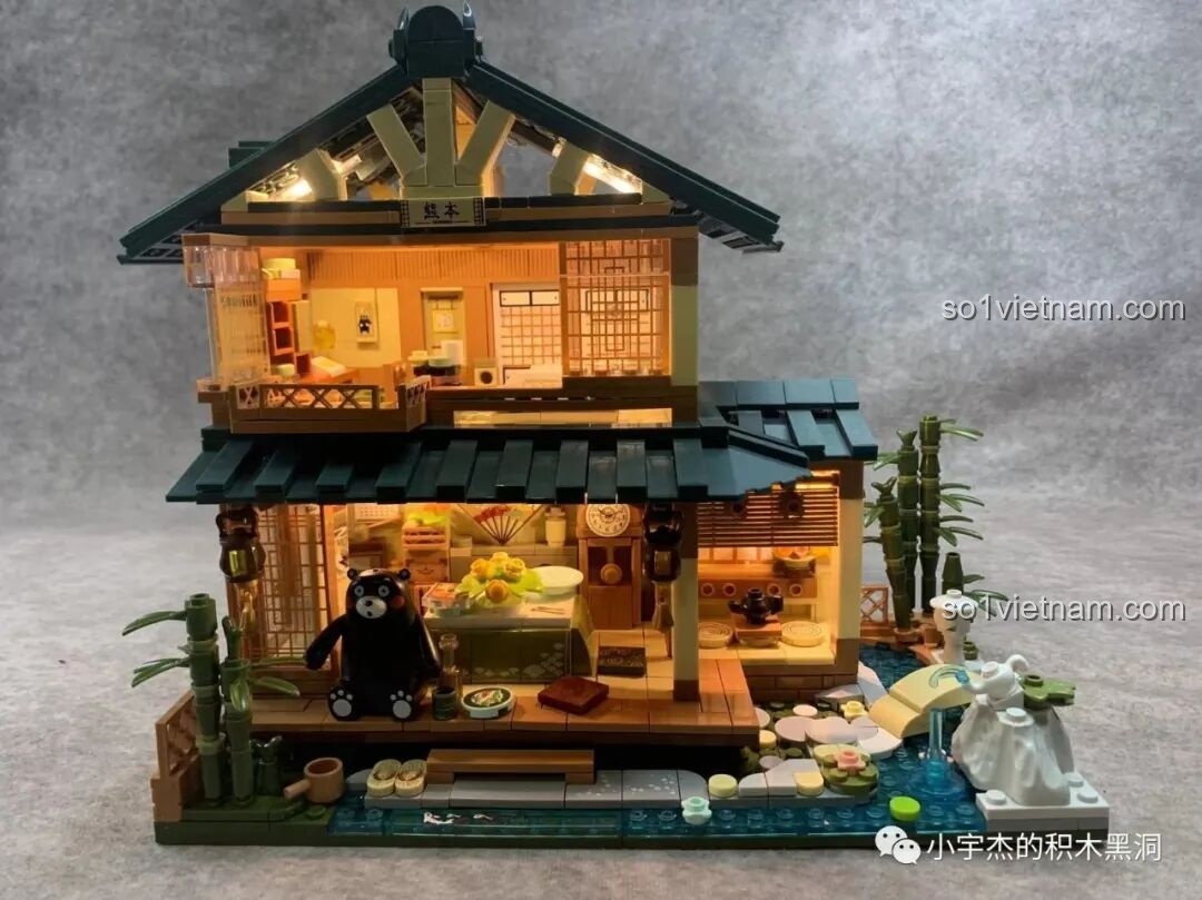 Góc nhìn bên cạnh mô hình inbrixx 880018 Ngôi Nhà Nhật Bản Kumamon, với rèm tre và cây tre.