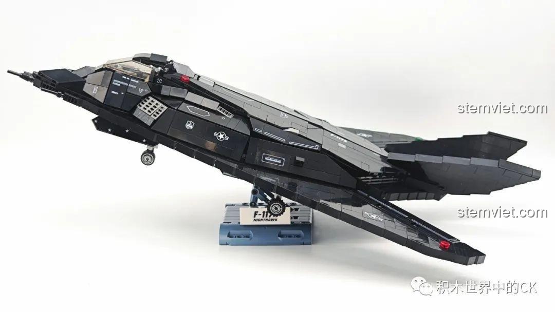 Nhận xét JIESTAR 58058 từ góc nhìn bên cạnh, mô hình có dáng vẻ thuôn dài và khí động học, rất giống máy bay thật.