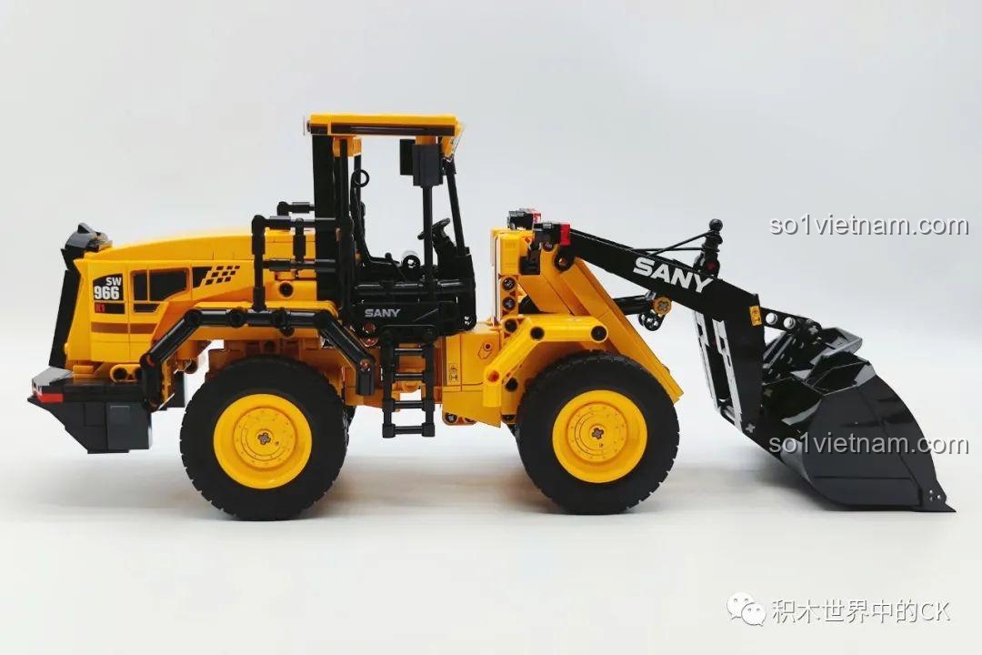 Góc nhìn bên hông còn lại của xe xúc lật Sembo 712016, cho thấy chi tiết thang leo và cabin.