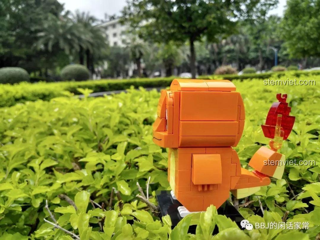 Góc nhìn từ bên hông của mô hình Charmander, cho thấy cấu trúc lắp ráp và tỷ lệ của mô hình.