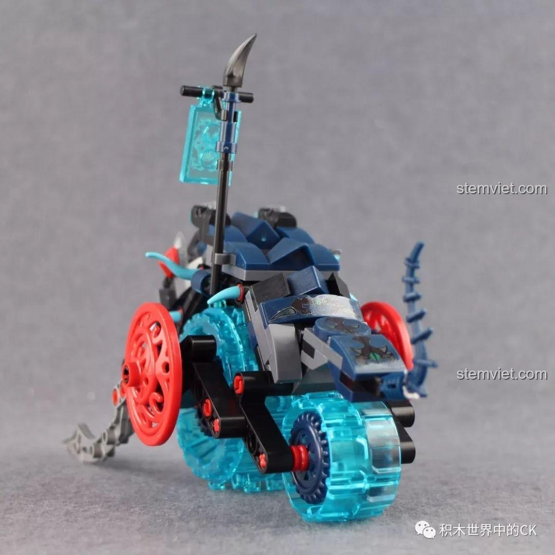 Góc nhìn bên cạnh của mô hình lắp ráp Winner 5047, làm nổi bật bánh xe màu xanh trong suốt và bánh răng màu đỏ.