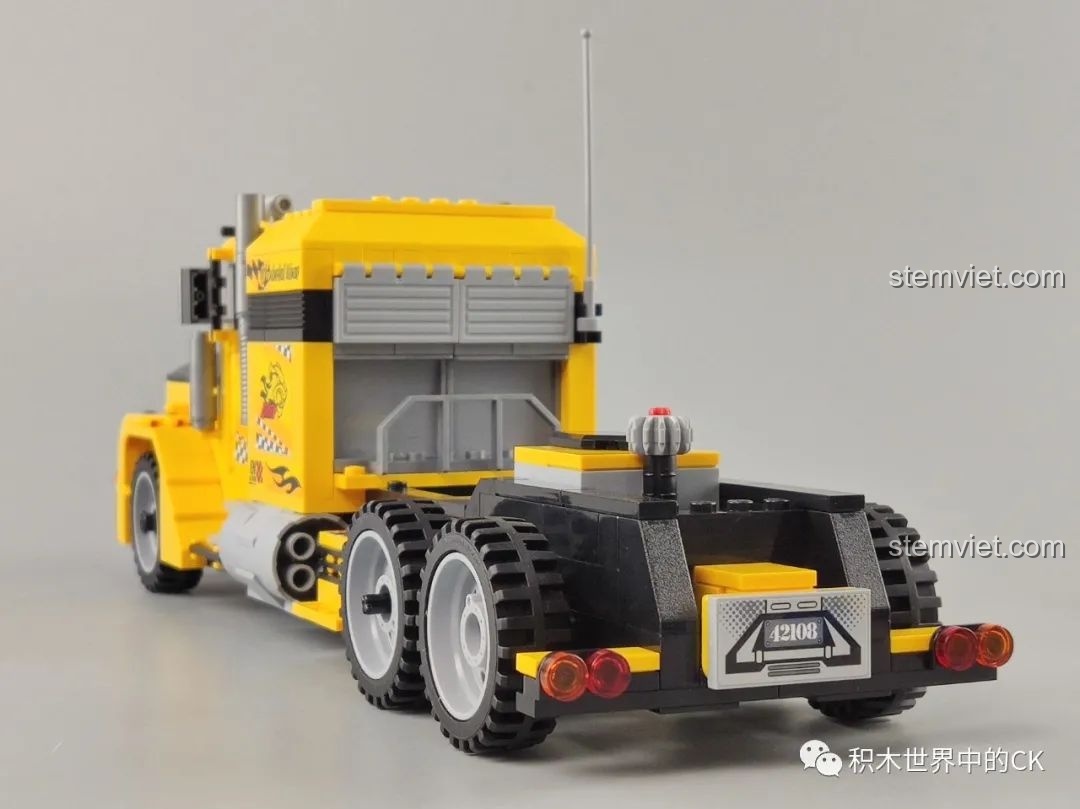 Góc nhìn bên hông của Xe Tải Dã Chiến QMAN, thể hiện chiều dài và thiết kế tổng thể.