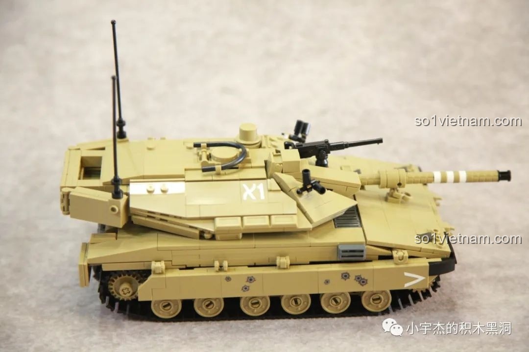Góc nhìn từ bên hông trái của mô hình xe tăng Merkava MK4 Sluban M38-B1022, thấy rõ hệ thống xích và giáp hông.
