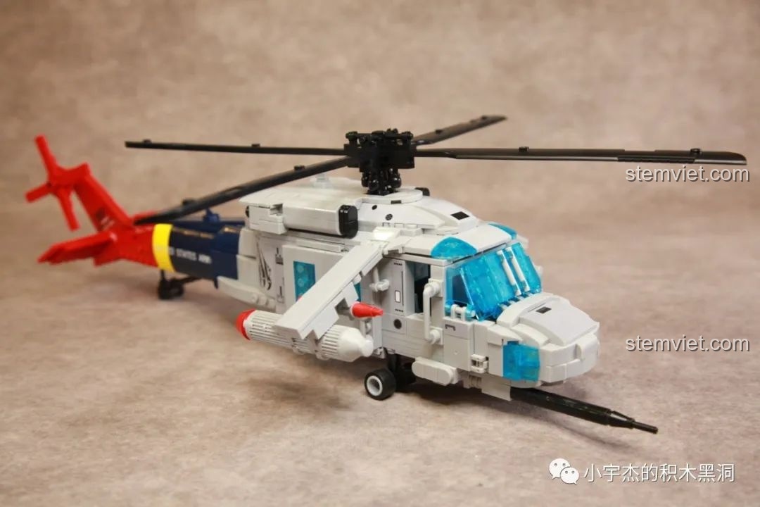 Góc nhìn bên hông của mô hình WOMA C0897 Black Hawk, thể hiện rõ các chi tiết như cửa trượt và vũ khí.