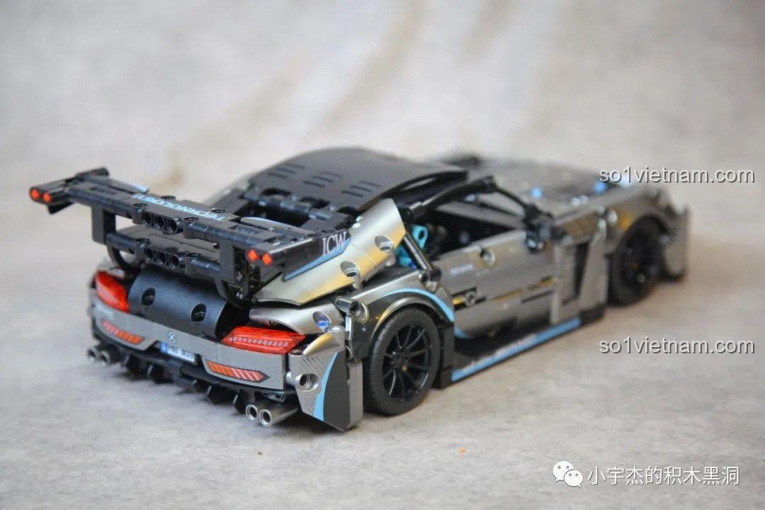 Góc nhìn bên hông của mô hình xe Mercedes AMG Bạc Quỷ MJ Blocks 8620A, làm nổi bật thiết kế thân xe và bánh xe.