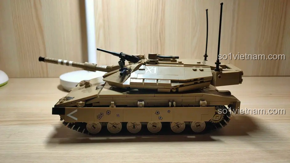Góc nhìn bên hông của mô hình xe tăng Merkava MK4 Sluban M38-B1022, khoe trọn hệ thống bánh xích và thân xe dài.