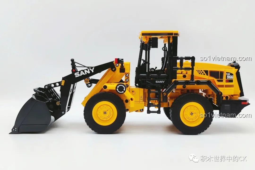 Góc nhìn bên hông của mô hình xe xúc lật Sembo 712016, thể hiện rõ chiều dài và các chi tiết trên thân xe.