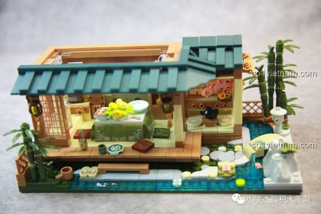 Góc nhìn bên ngoài tầng trệt của đồ chơi inbrixx 880018 Ngôi Nhà Nhật Bản Kumamon, với sân vườn và hồ nước.