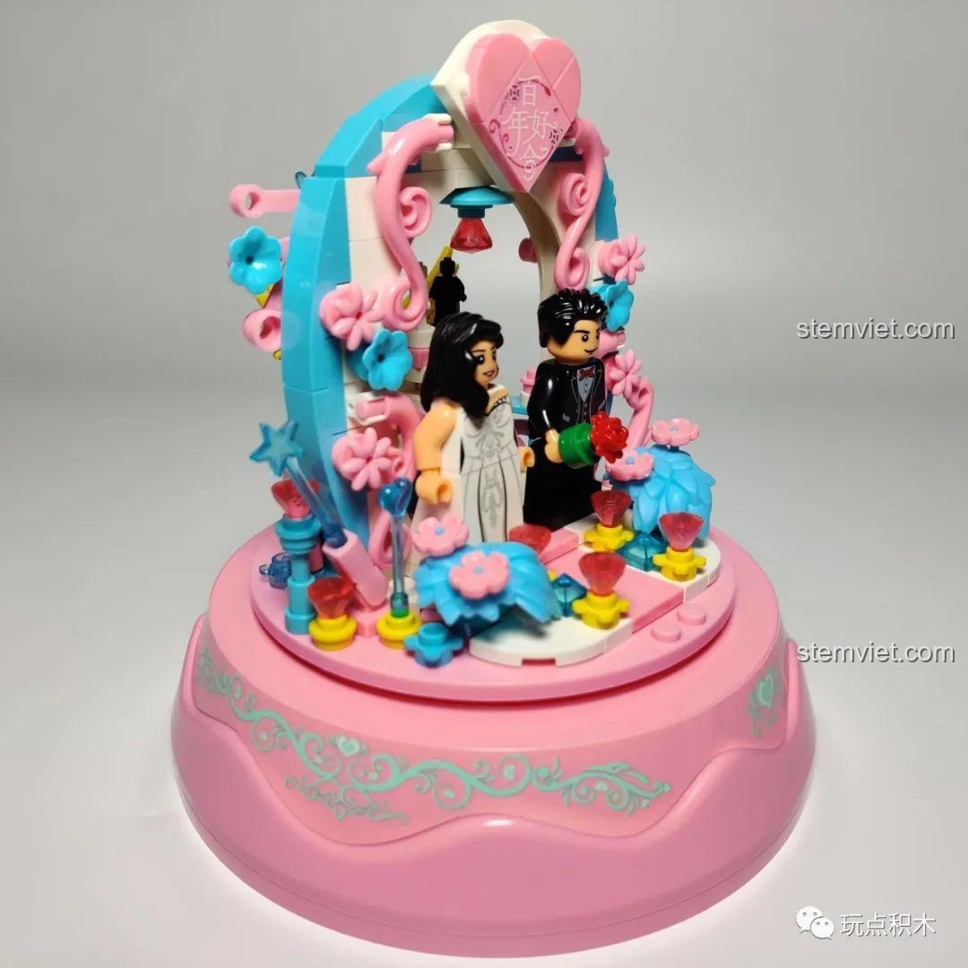 Góc nhìn bên phải của hộp nhạc đám cưới WOMA C0361, thể hiện sự hài hòa về màu sắc và bố cục.