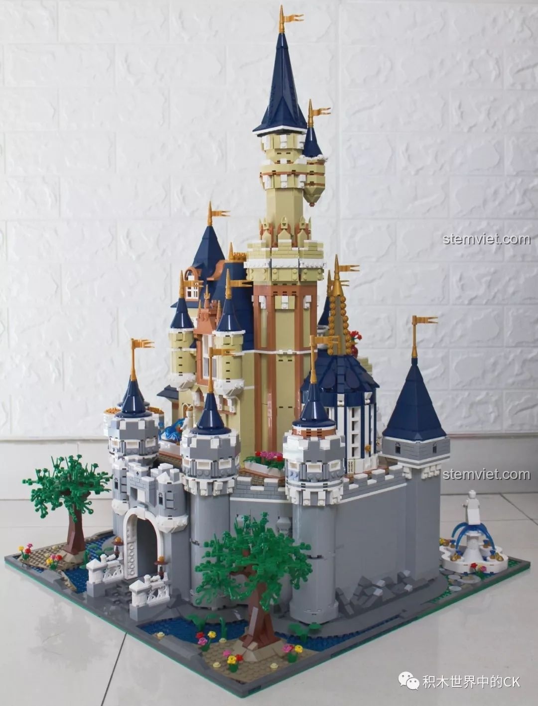 Góc nhìn bên phải của bộ đồ chơi xây dựng Lâu đài công chúa Mould King 13132 sau khi hoàn thành.