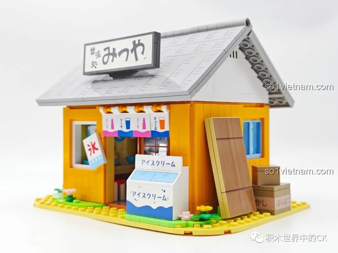 Góc nhìn bên phải của mô hình Tiệm đồ ngọt Maruko, cho thấy các thùng hàng và vách gỗ trang trí.