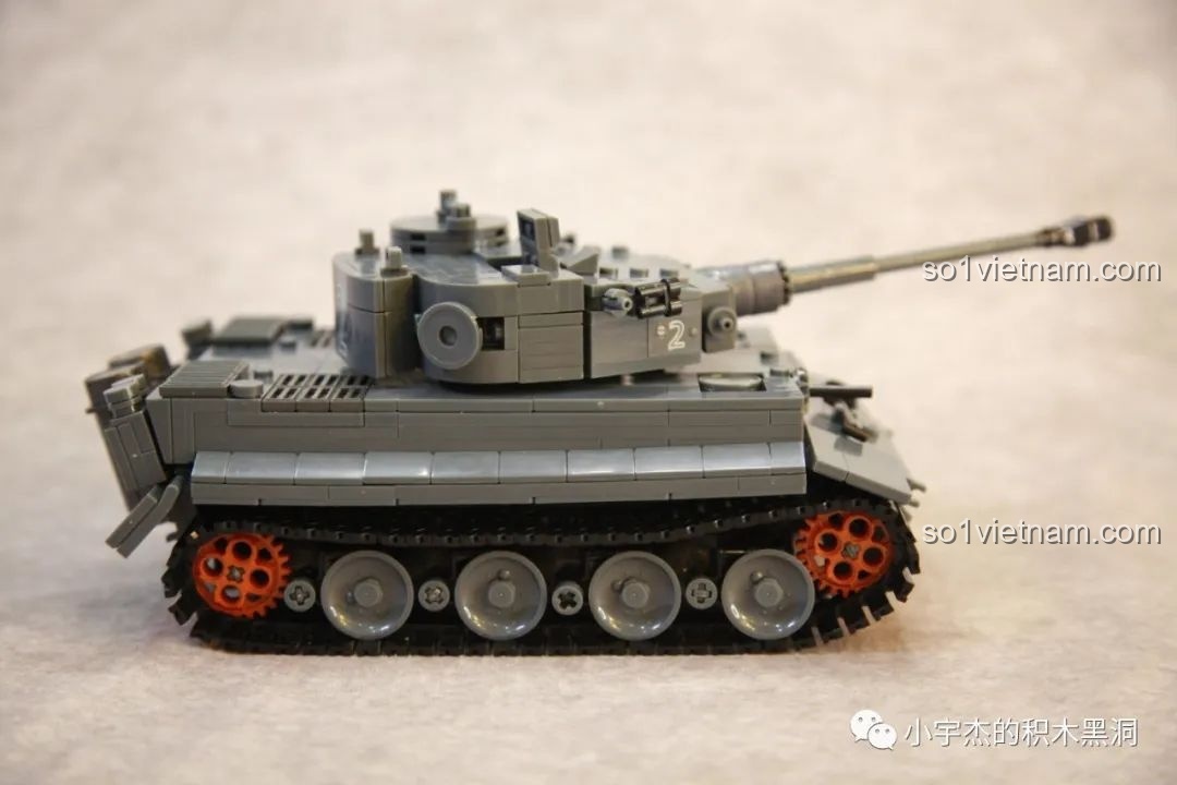 Góc nhìn từ bên phải của mô hình xe tăng Tiger I Sluban M38-B0851, cho thấy toàn bộ chiều dài của xe.