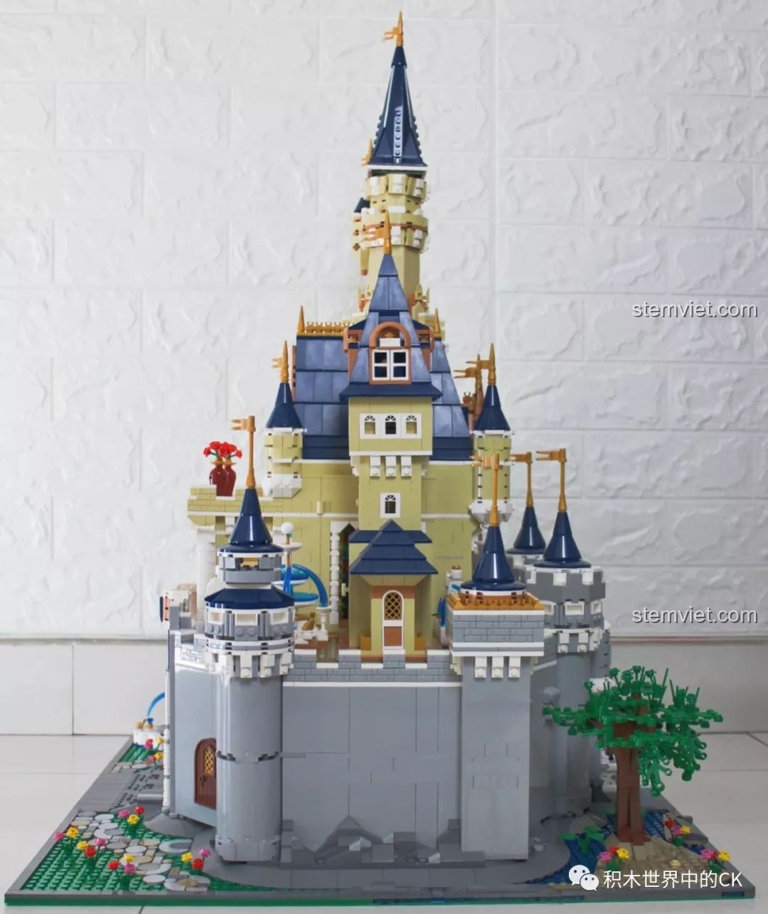 Góc nhìn bên trái của mô hình Lâu đài Disney Mould King 13132, làm nổi bật chiều cao của ngọn tháp.