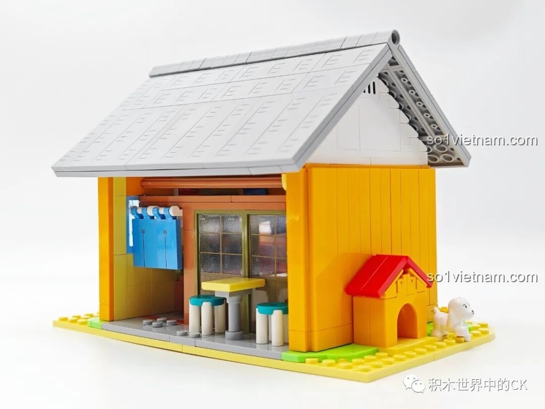 Góc nhìn bên trái của mô hình Tiệm đồ ngọt Maruko, với chuồng chó nhỏ và hoa cỏ trang trí.