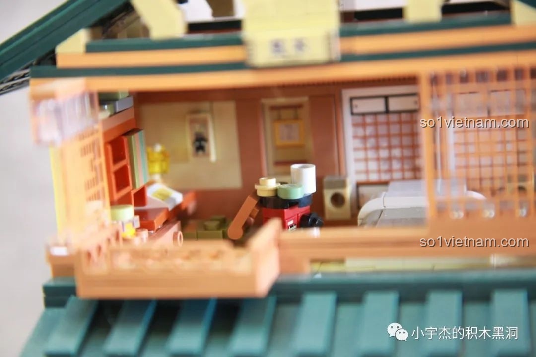 Góc nhìn bên trong tầng lầu của đồ chơi inbrixx 880018 Ngôi Nhà Nhật Bản Kumamon, thấy rõ không gian sinh hoạt.